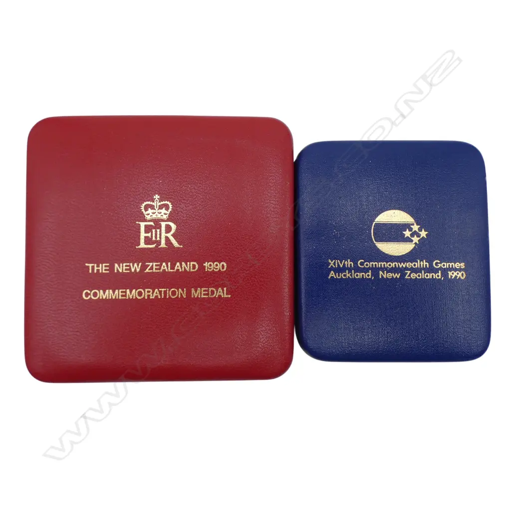 NZ 1990 COMMEMORATION MEDAL boxed + XIVth COMMONWEALTH GAMES AUCKLAND NZ 1990 MEDALLION boxed Image 1++