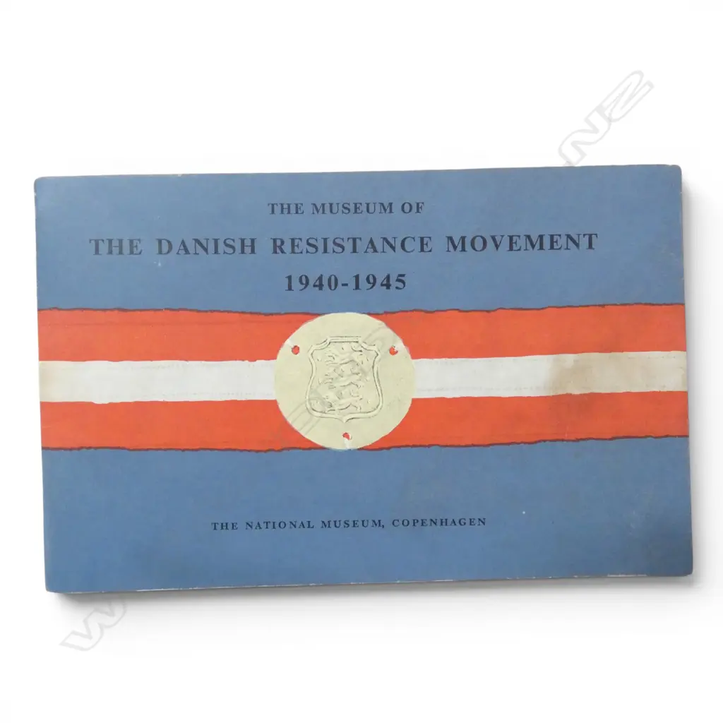 THE DANISH RESISTANCE MOVEMENT BOOK 1970 & WW1 DUTCH ARMY IN EXILE BADGE Image 1++
