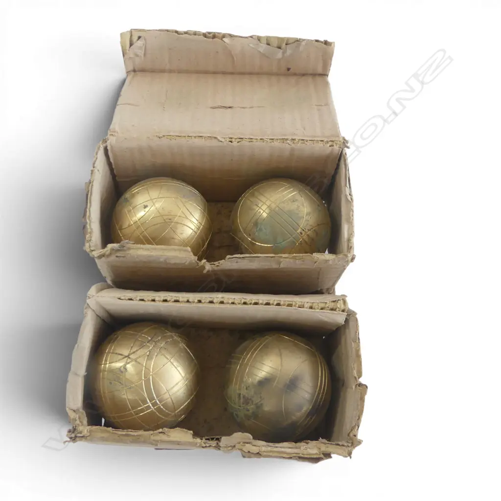 4 GILT METAL BOULLE BALLS with circular grooves. Image 1++