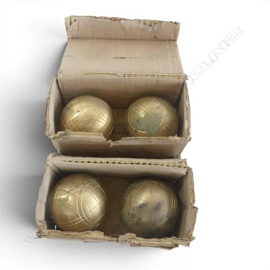 4 GILT METAL BOULLE BALLS with circular grooves.
