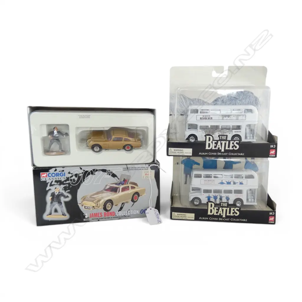 3 BOXED TOYS: Corgi Classics 007 + 2 'THE BEATLES' BUSES 'Help!' & 'Revolver' Image 1++
