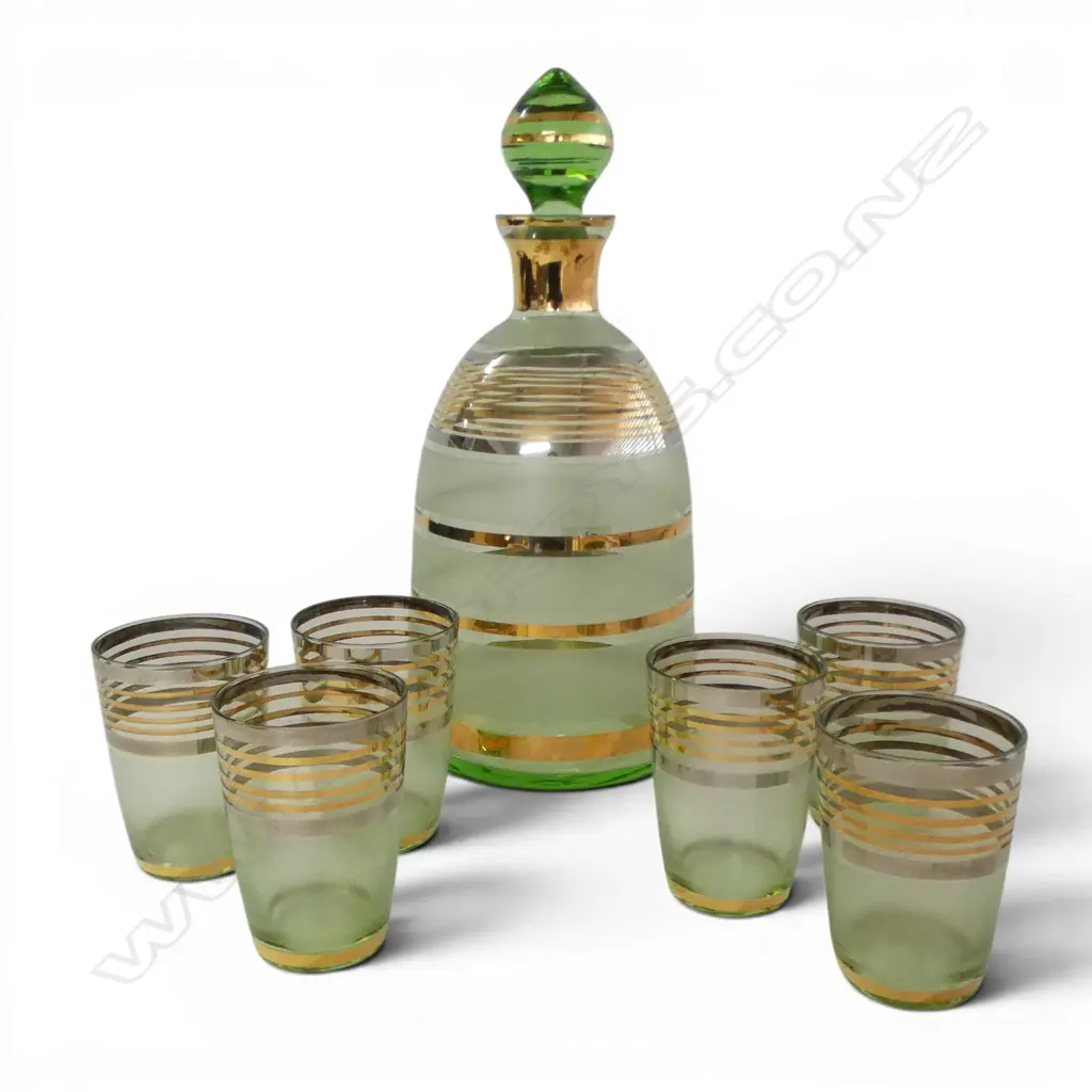 VINTAGE GREEN DECANTER & 6 GLASSES Image 1++