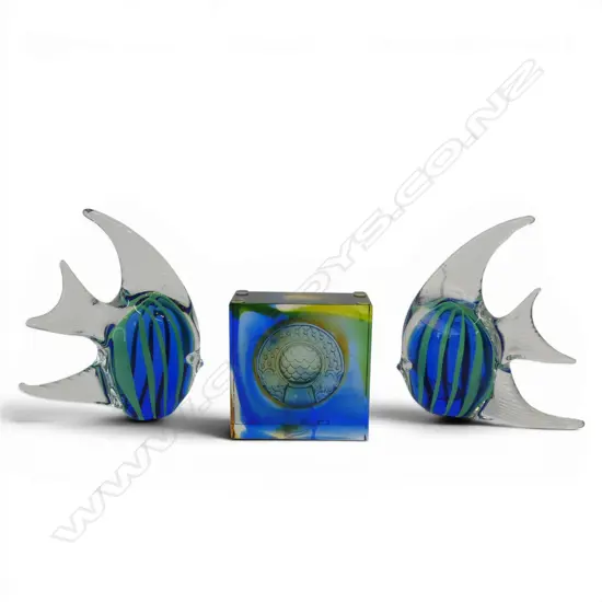 SIGNED LIULI CRYSTAL PAPERWEIGHT + 2 ART GLASS FISH H.120mm