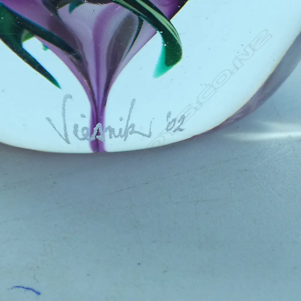 SIGNED GLASS PAPERWEIGHT PETER VESNIK H90MM Image 1++