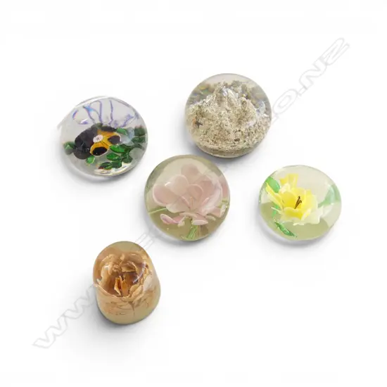 COLLECTION 4 GLASS PAPER WEIGHTS + 1 SMALLER ACRYLIC