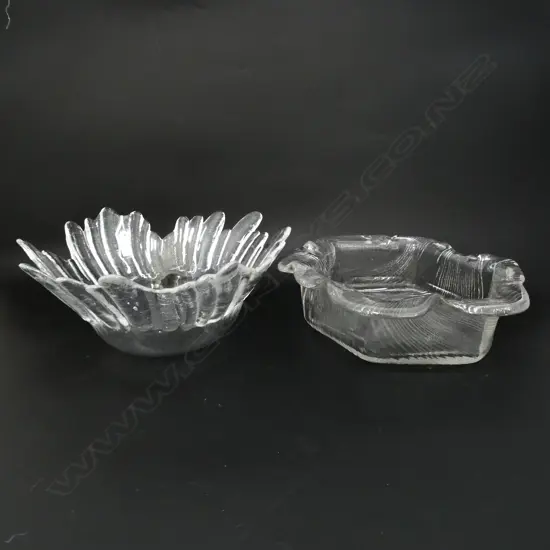 TWO MID-CENTURY SWEDISH ABSTRACT SERVING BOWLS SJOGEN LINDSHAMMER ETC, D.280MM D.290MM