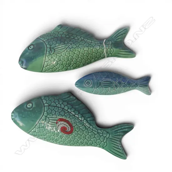 3 KEVIN KILSBY GLAZED CERAMIC FISH L.320mm