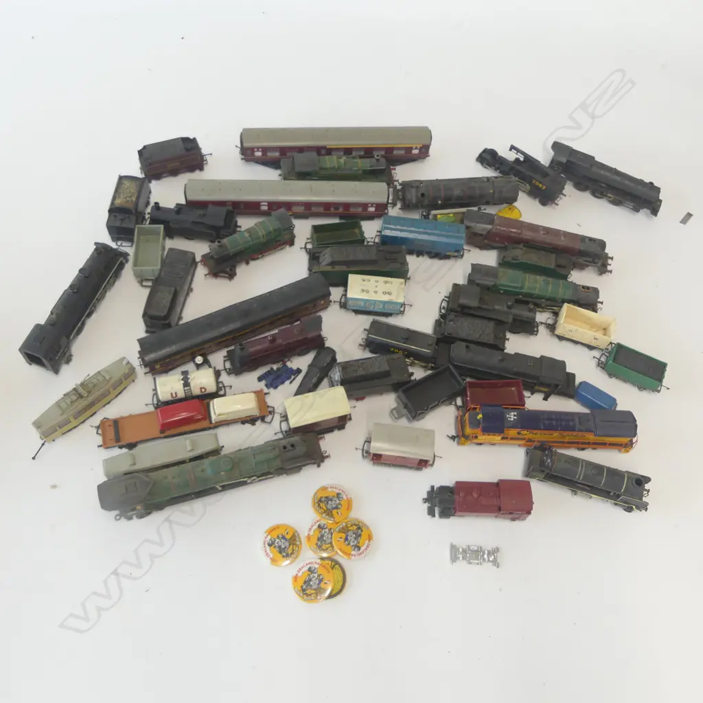 BOX of unboxed KITMASTER & TRI-ANG VINTAGE TOY TRAIN SET engines & rolling stock Image 1++