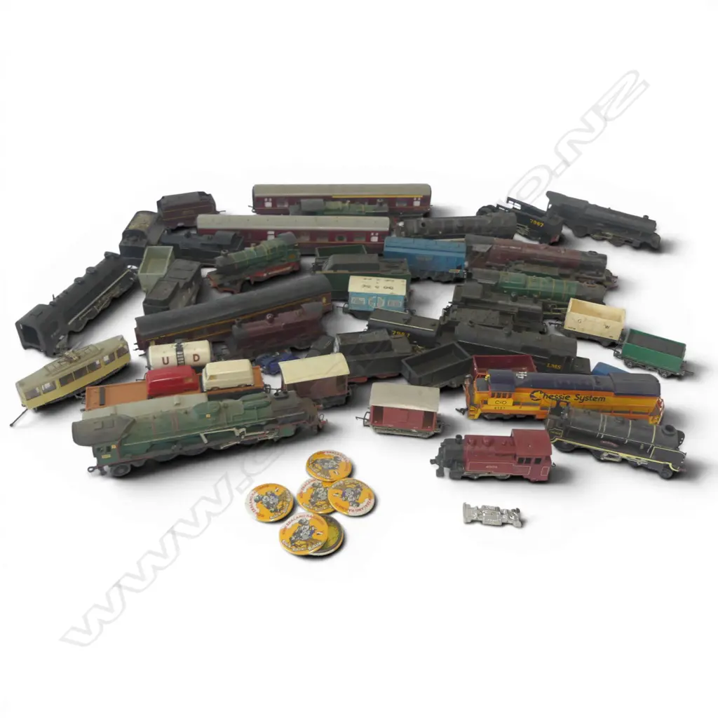 BOX of unboxed KITMASTER & TRI-ANG VINTAGE TOY TRAIN SET engines & rolling stock Image 1++