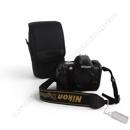 VINTAGE NIKON D100 SLR DIGITAL CAMERA