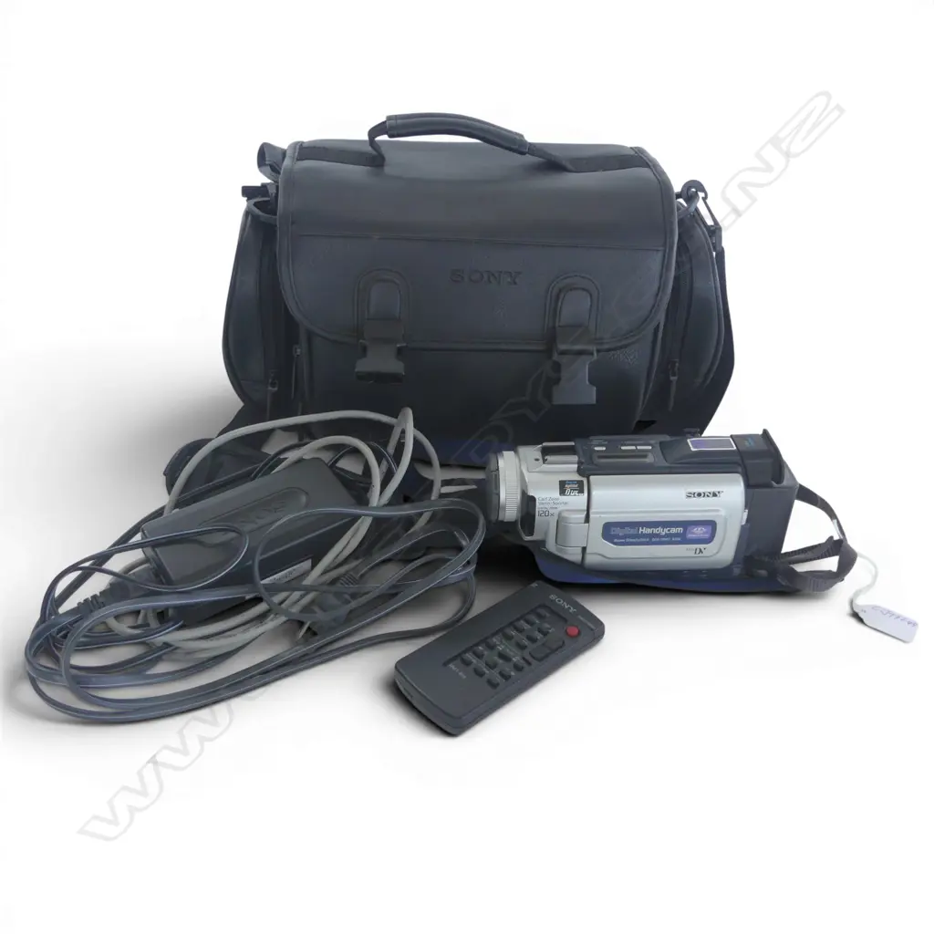 VINTAGE SONY HANDYCAM DCR-TRV17 NTSC VIDEO CAMERA in case w accessories Image 1++
