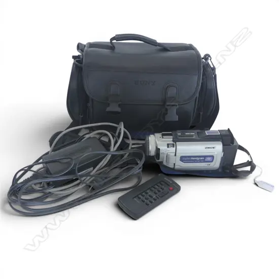 VINTAGE SONY HANDYCAM DCR-TRV17 NTSC VIDEO CAMERA in case w accessories
