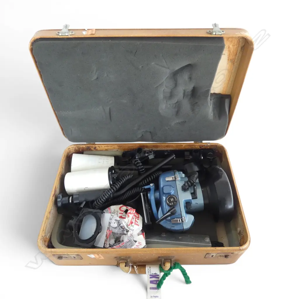NIKON T-300 UNDERWATER CAMERA HOUSING 'TUSSEY UNDERWATER SYSTEMS' T-300 & PR 'MCD MODULAR LIGHTS with mounts etc Image 1++