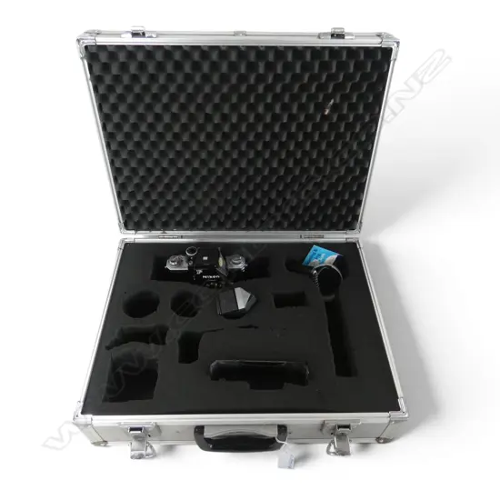 VINTAGE NIKON F SLR CAMERA w Photomic FTN viewfinder w accessories in aluminium case