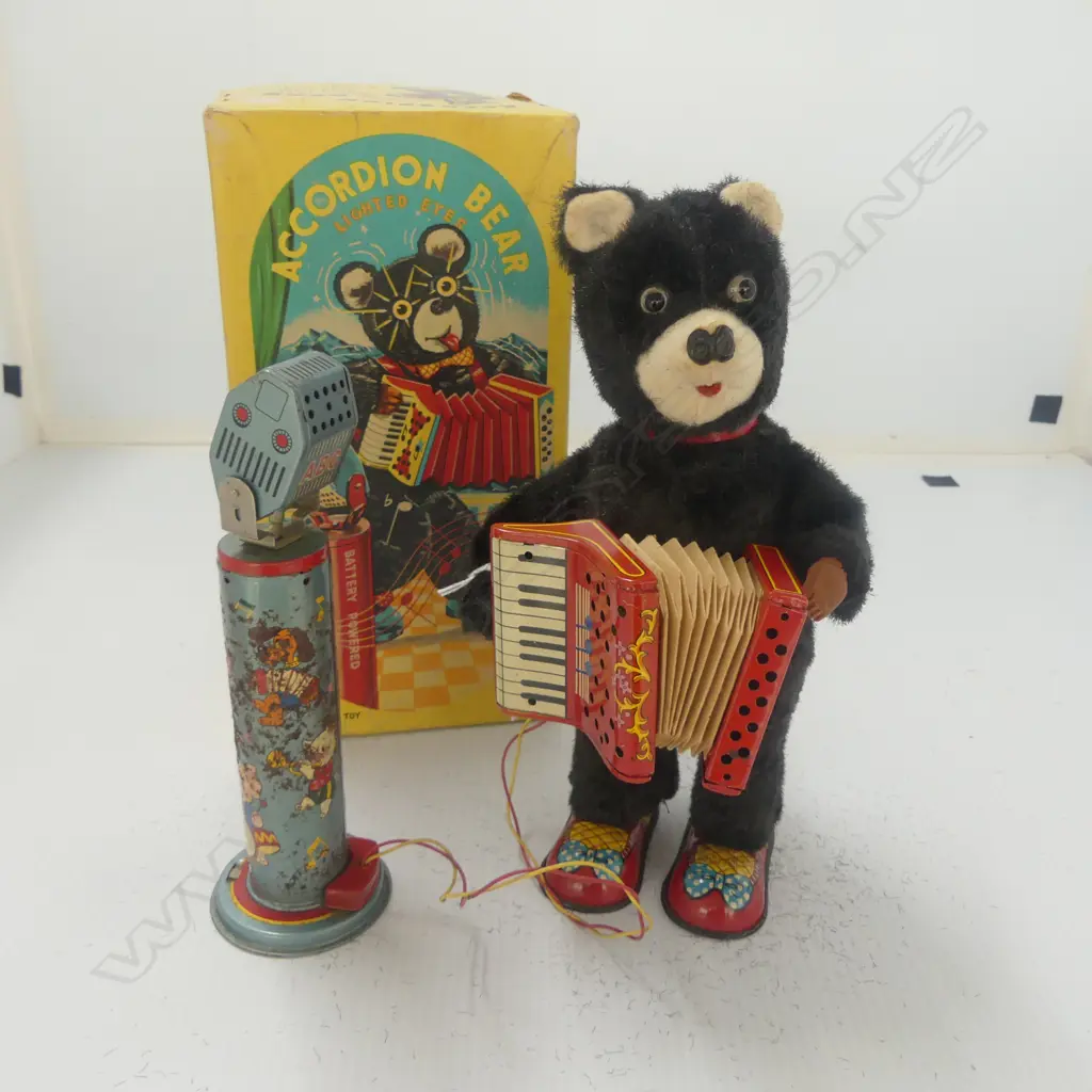 VINTAGE BATT. OPERATED TOY ACCORDIAN BEAR in BOX, H.280mm Image 1++