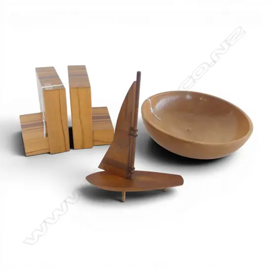 TURNED WOOD BOWL, WOODEN YACHT & PR BOOKENDS Dia.250mm