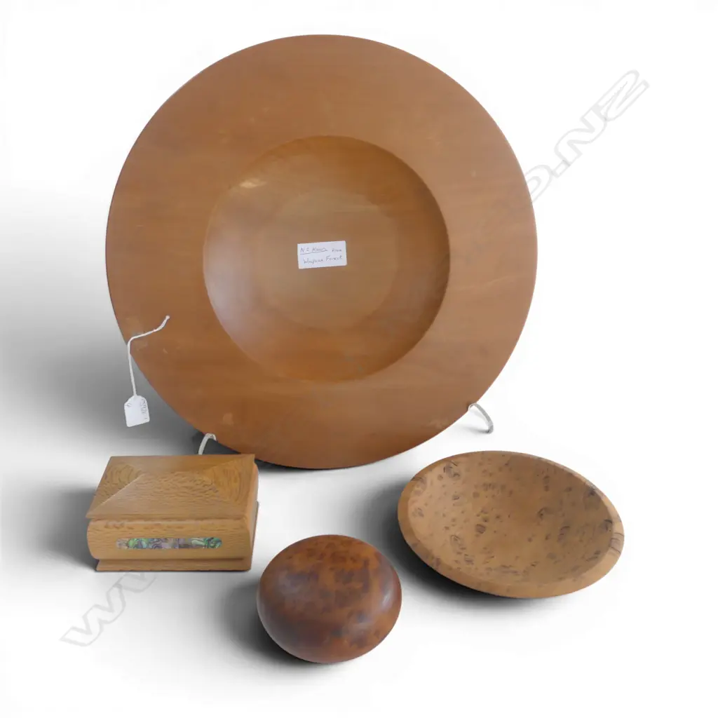 4 PCES N.Z. TIMBERS; LG TURNED KAURI BOWL, BURR BOX, ATAAHUA REWAREWA JEWELLERY BOX  & OTHER Image 1++