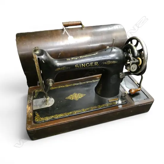 SINGER SEWING MACHINE, CASED W.510mm