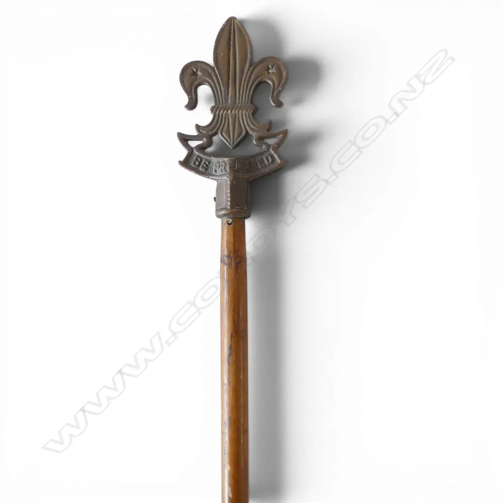 WOODEN POLE w. GIRL GUIDES 'BE PREPARED' FINIAL L.1685mm Image 1++