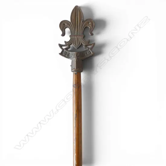 WOODEN POLE w. GIRL GUIDES 'BE PREPARED' FINIAL L.1685mm