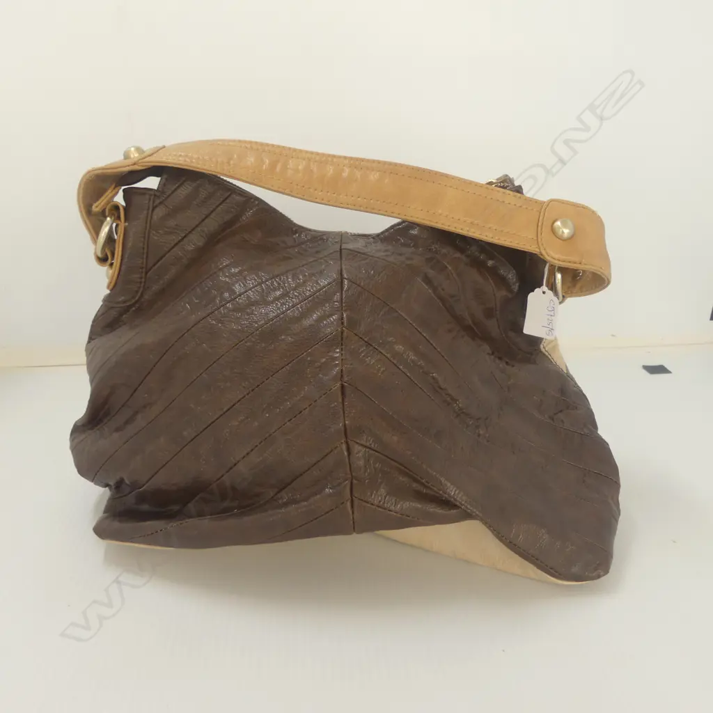 GUESS HAND BAG W.430mm Image 1++