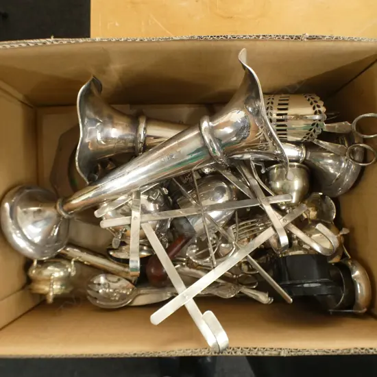 ASST. SILVER PLATE INCL. PR VASES H.310mm