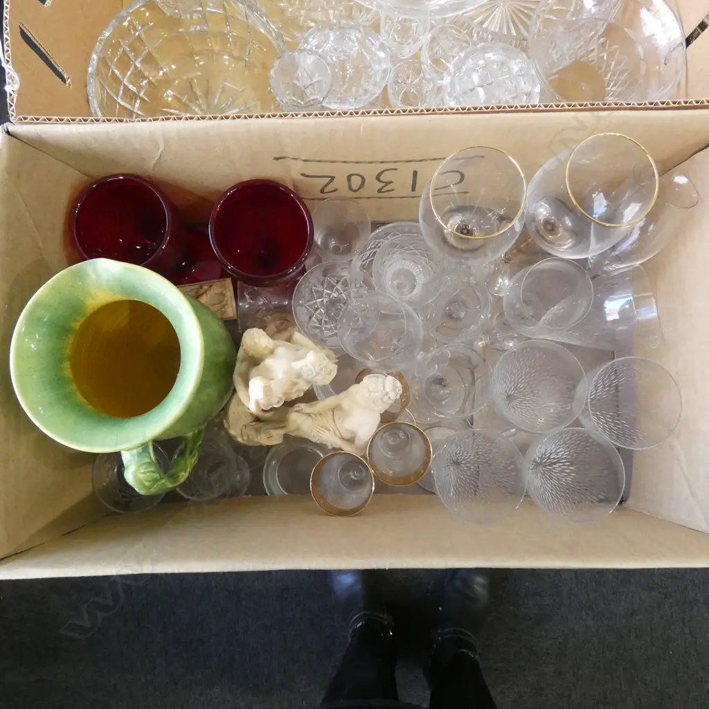 BOX OF MIXED GLASSES SMALL RESIN FIGURES H260MM TALLEST & GREEN STUDIO JUG H230MM Image 1++