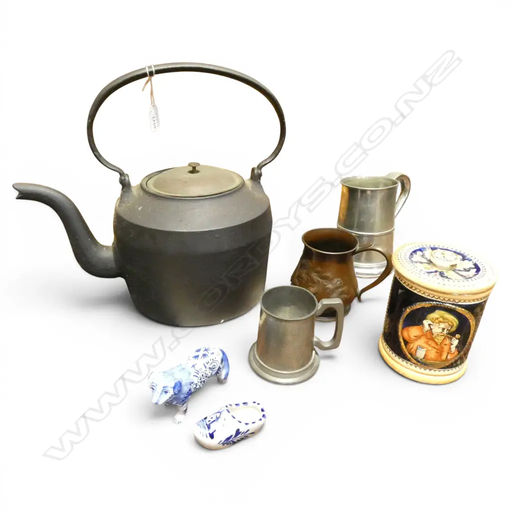 7 ITEMS; CAST IRON KETTLE H.330mm, 3 TANKARDS, LIDDED CONTAINER, DELFT CLOG & DOG Image 1++