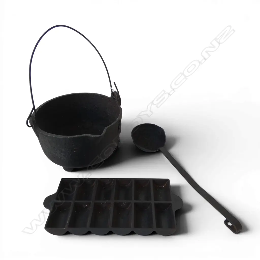 3 PCES CAST IRON; COULDRON, LADLE, GEM IRON W.305mm Image 1++