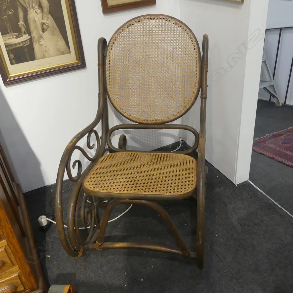 VINTAGE ROCKING CHAIR Image 1++