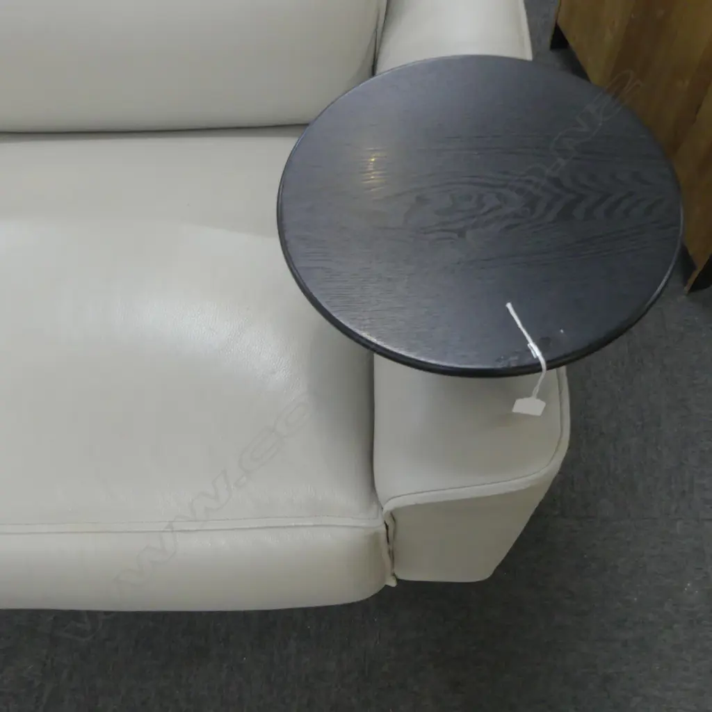 KING LIVING ELECTRIC RECLINING LEATHER SOFA w. 2 ATTACHED SIDE TABLES 1900x1000x750mm Image 1++