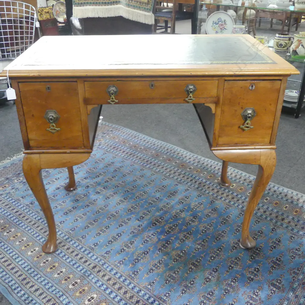 QUEEN ANNE STYLE KNEE HOLE DESK 870x520x750mm Image 1++