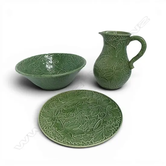 LARGE VINTAGE BORDALLO PINHEIRO GREEN MAJLIOCA BOWL, JUG & PLATE PORTUGAL, D.300MM H.230MM 