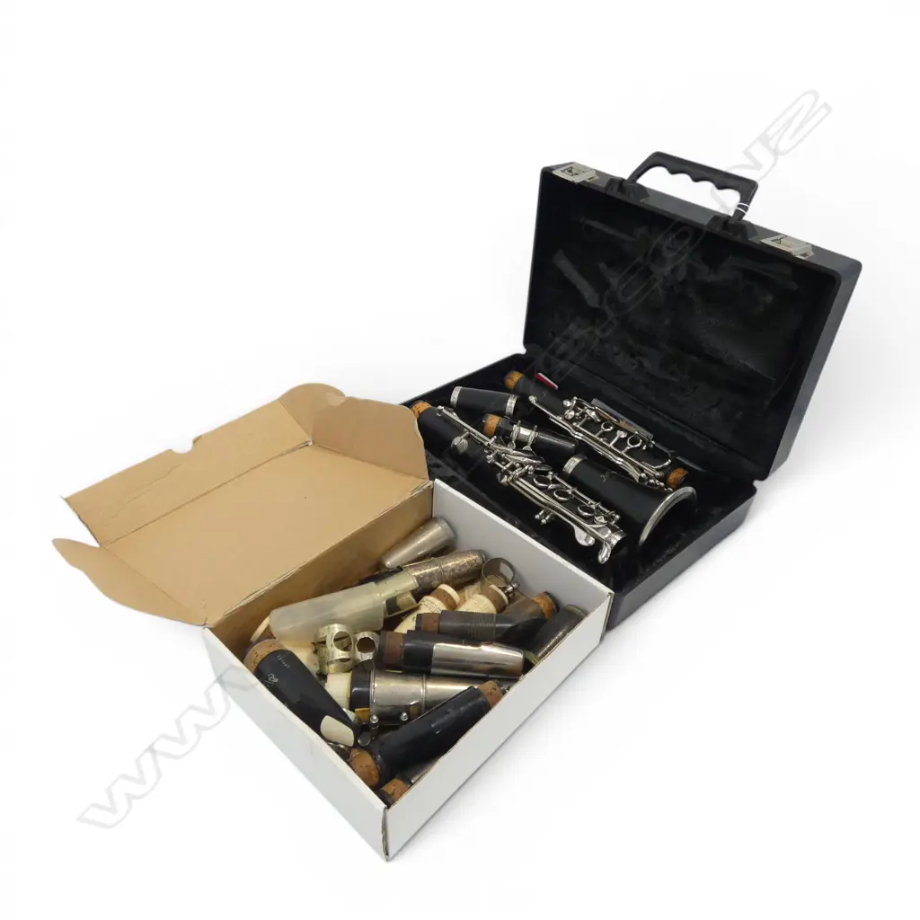 CASED ARTLEY CLARINET + ASST. REEDS/MOUTHPIECES Image 1++