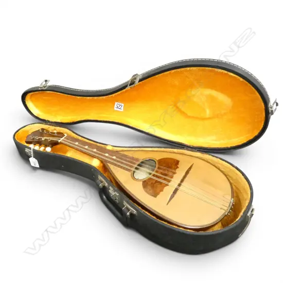 VINTAGE CASED STRIDENTE MANDOLIN L.600mm