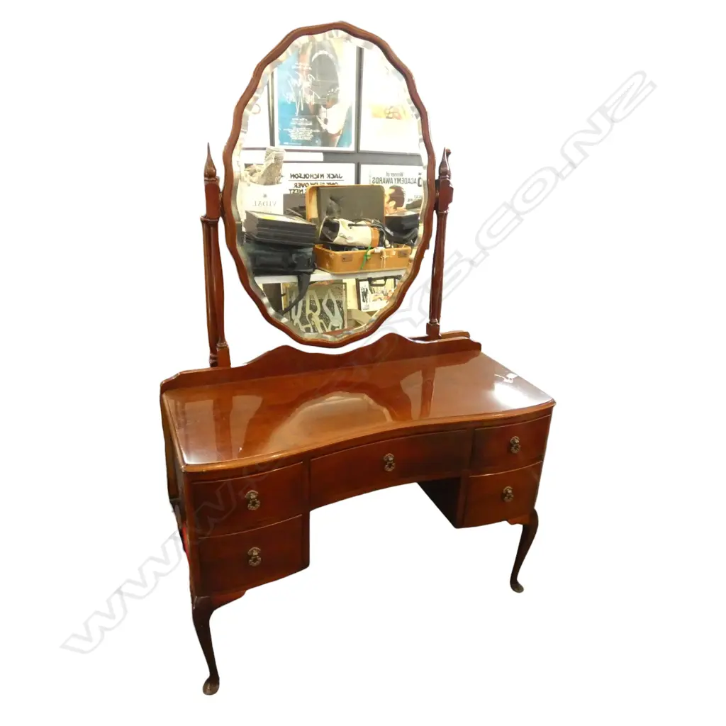 QUEEN ANNE MAHOGANY DRESSING TABLE with swing mirror Image 1++