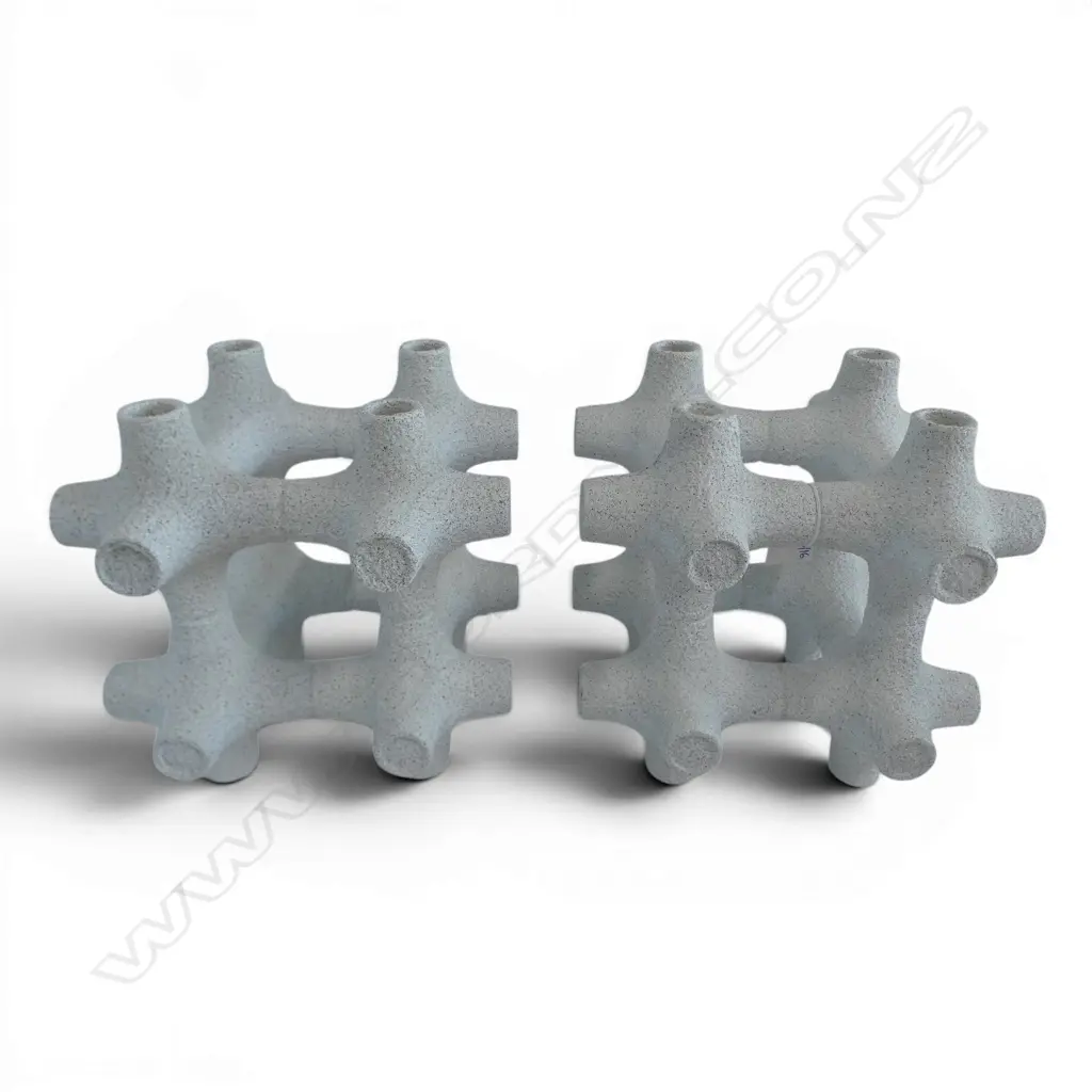 PR WHITE RESIN NAGEL STYLE VASES H.200mm Image 1++