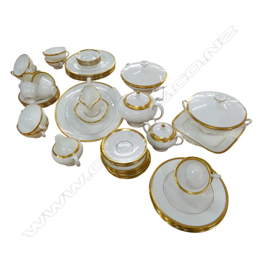 LARGE WEDGWOOD GILT TRIMMED WHITE PORCLAIN DINNER & TEA SERVICE Image 1++
