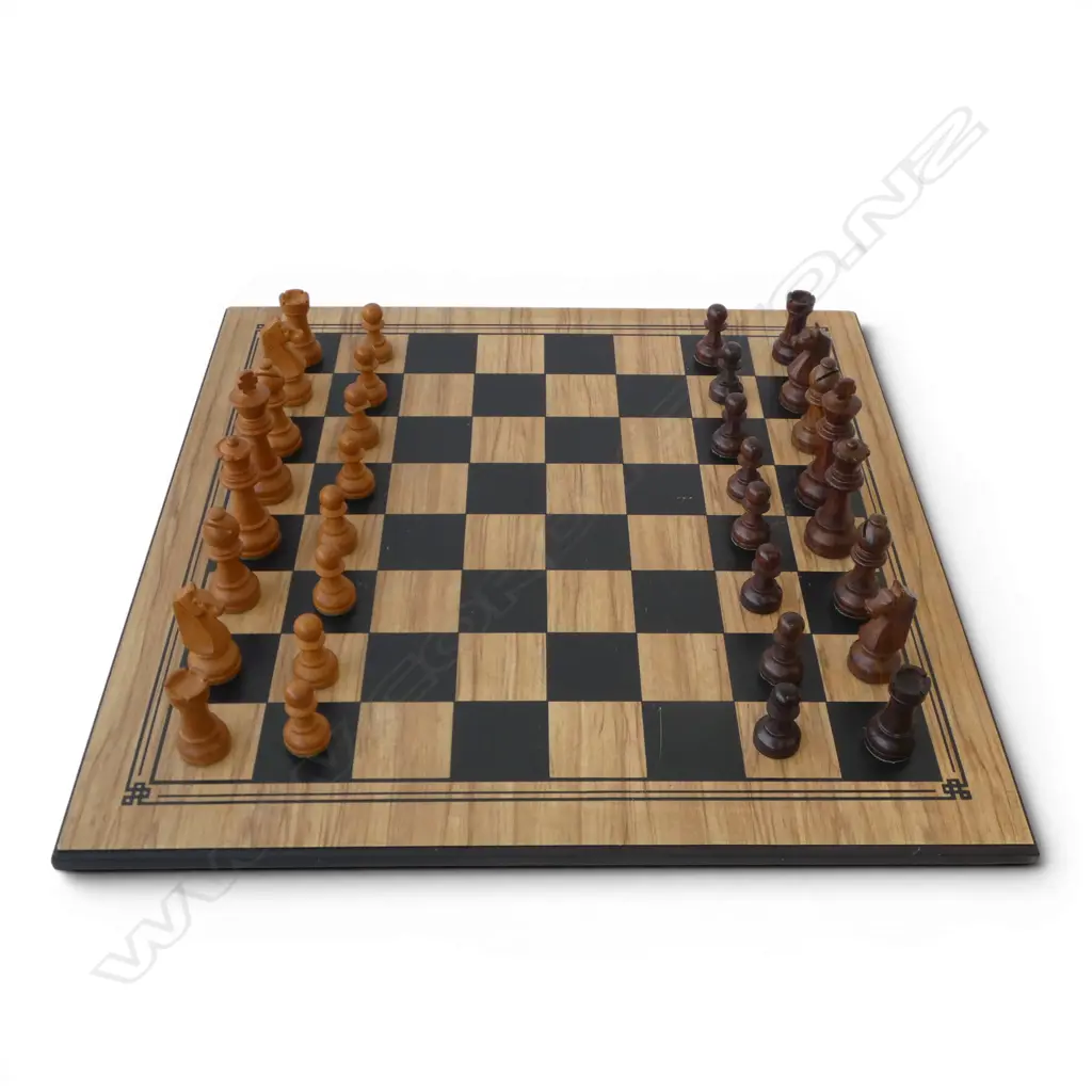 32 WOOD CHESS PCES+ BOARD H.95mm Image 1++