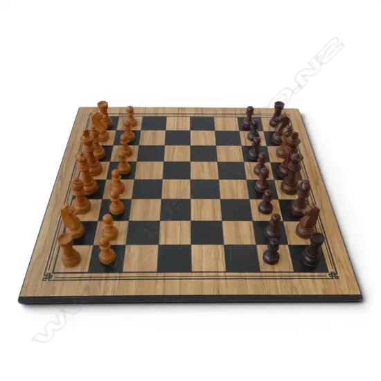 32 WOOD CHESS PCES+ BOARD H.95mm