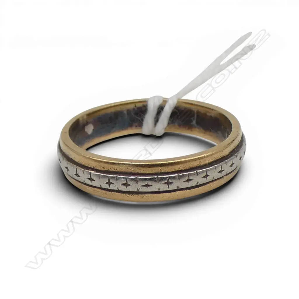 18ct GOLD & PLATINUM WEDDING BAND, 4.59gm SIZE O Image 1++