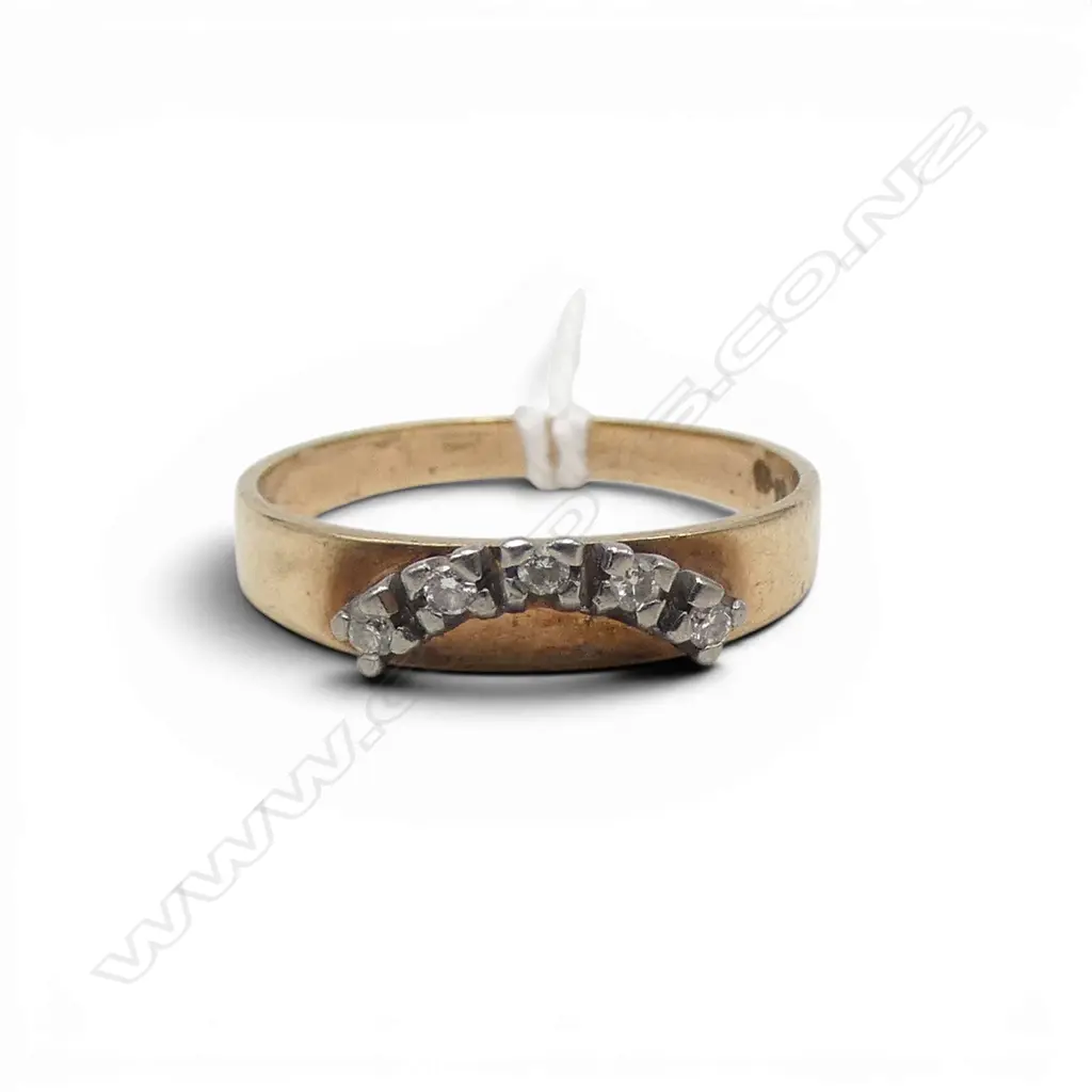 9ct 5 DIAMOND CURVED ETURNITY RING, 2.34gm SIZE P1/2 Image 1++