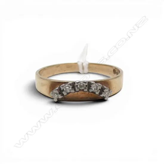 9ct 5 DIAMOND CURVED ETURNITY RING, 2.34gm SIZE P1/2