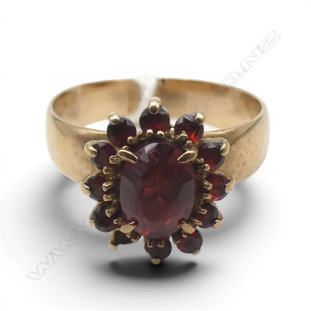 9CT GOLD & GARNET DRESS RING 4.1GMS SIZE R one stone missing Image 1++