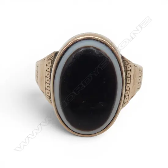 9CT ONYX RING, 7.6gms SIZE Q