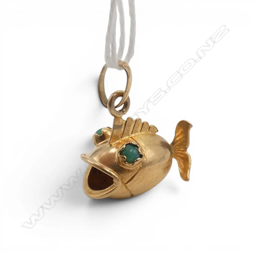 18ct GOLD NOVELTY FISH PENDANT / CHARM 2.62gms Image 1++