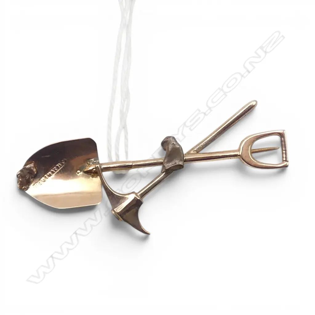 9ct GOLD MINER'S PICK AXE & SHOVEL BROOCH, 4gm Image 1++