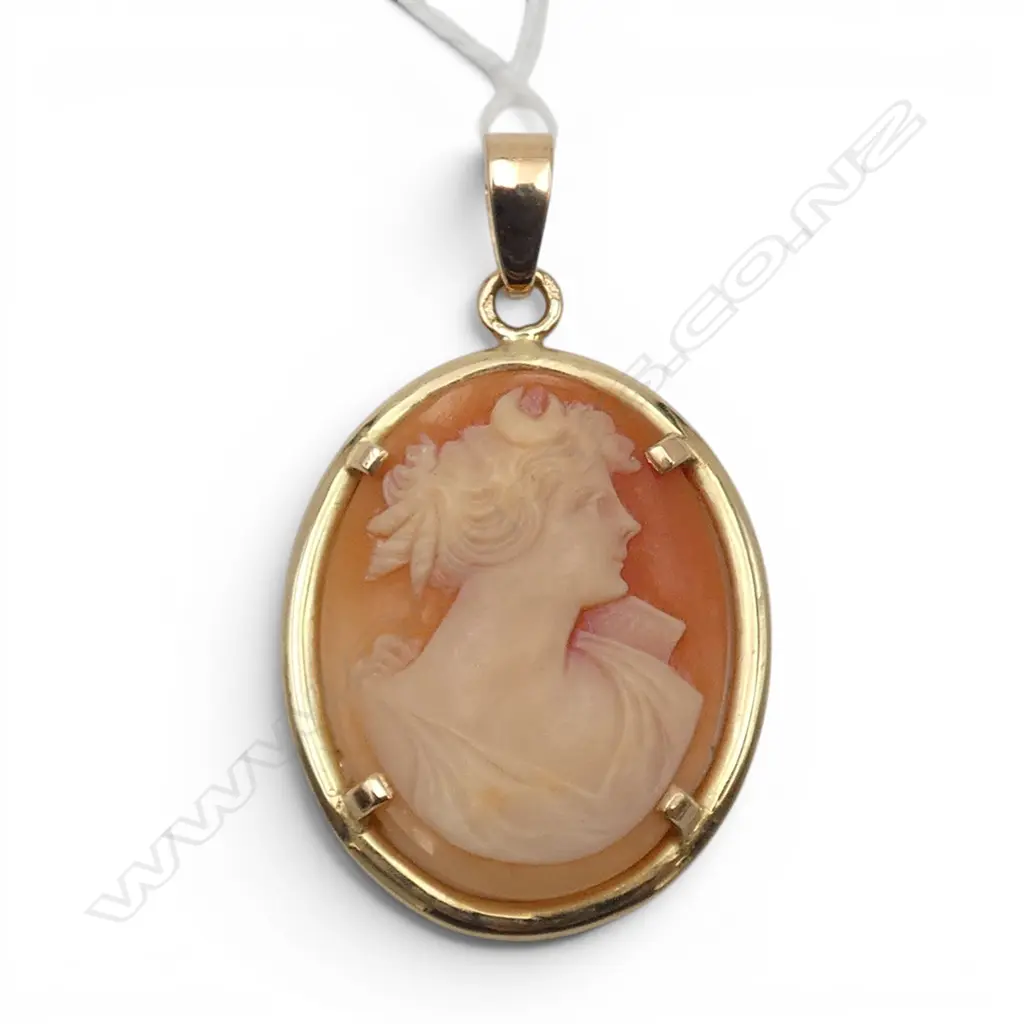 18ct CAMEO PENDANT, 7.75gm Image 1++
