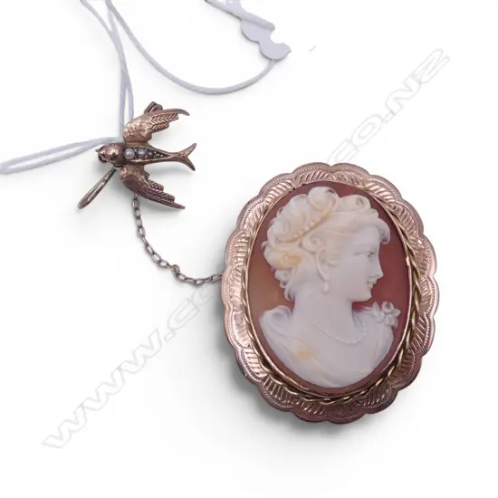 9CT GOLD CAMEO BROOCH WITH 9CT GOLD SWALLOW SAFTY CHAIN  15.9GMS