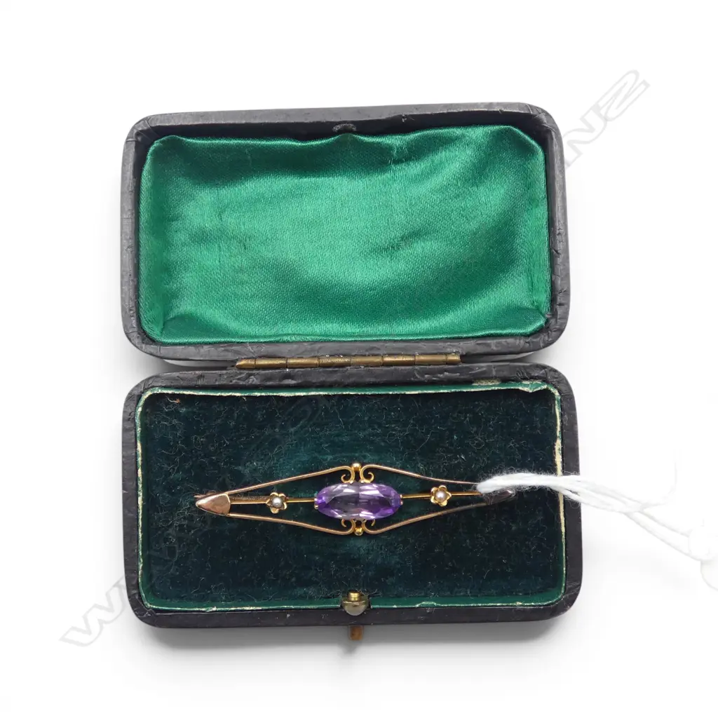 9ct GOLD AMETHYST & PEARL BROOCH 2.66gms in OLD LEATHER BOX Image 1++